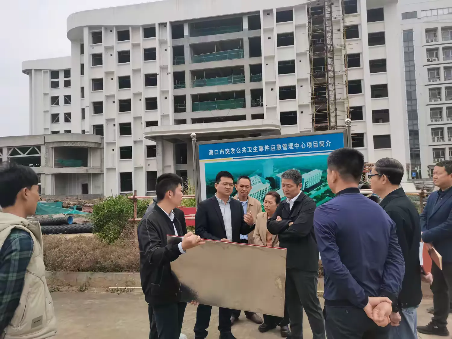 海口市衛(wèi)健委主任高新譜帶隊調(diào)研?？谑型话l(fā)衛(wèi)生公共事件應(yīng)急管理中心項目