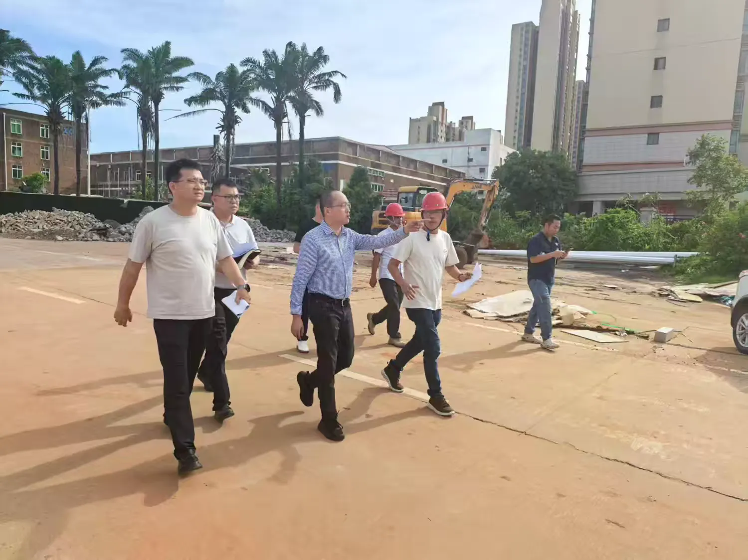 ?？诰C保區(qū)管委會楊義主任一行調(diào)研?？诮鸨P制造業(yè)聚集區(qū)創(chuàng)新中心（一期）項目