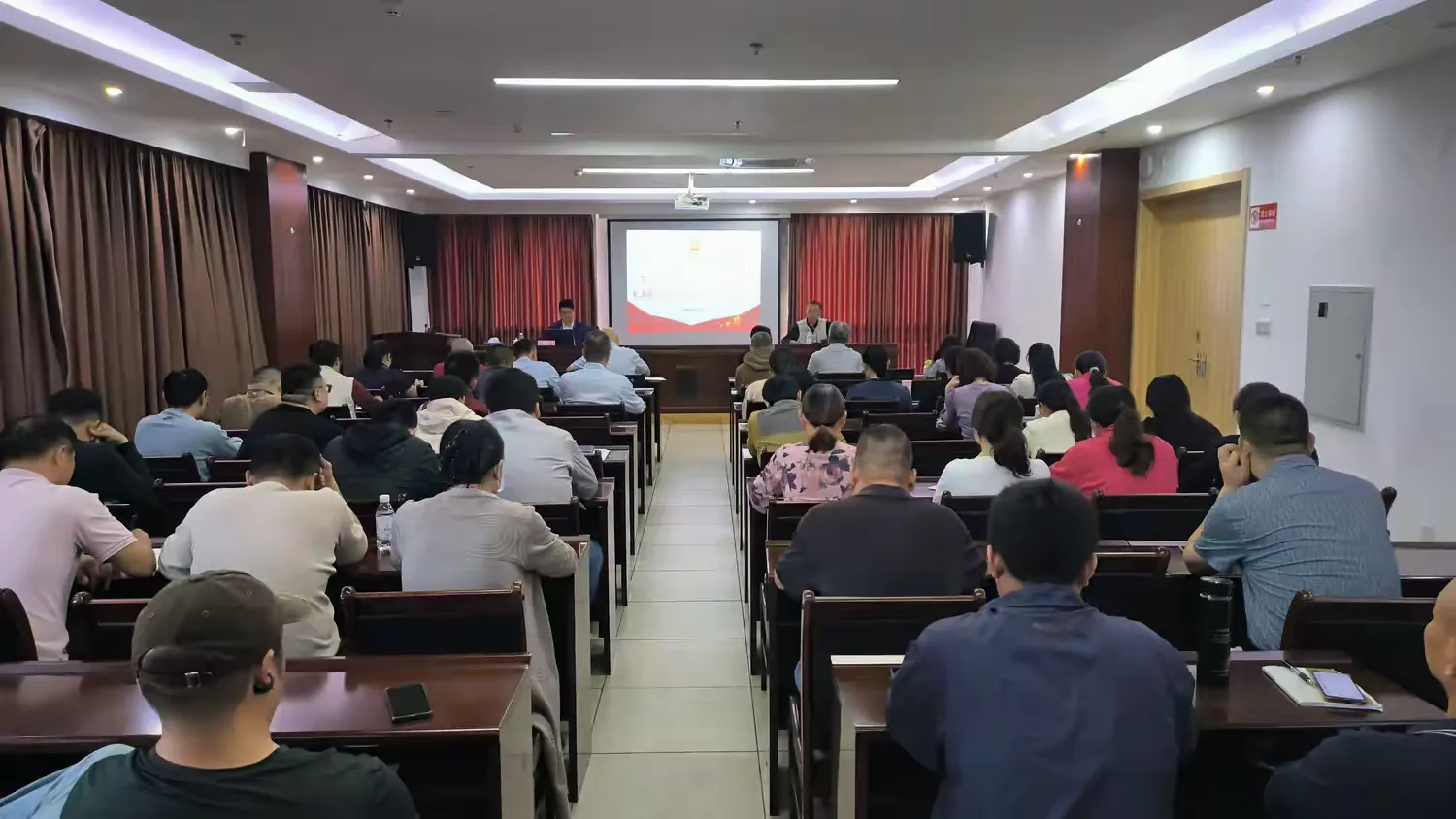 市環(huán)發(fā)公司召開學習貫徹黨的二十屆四中全會精神和海南自由貿(mào)易港封關(guān)政策專題宣講會