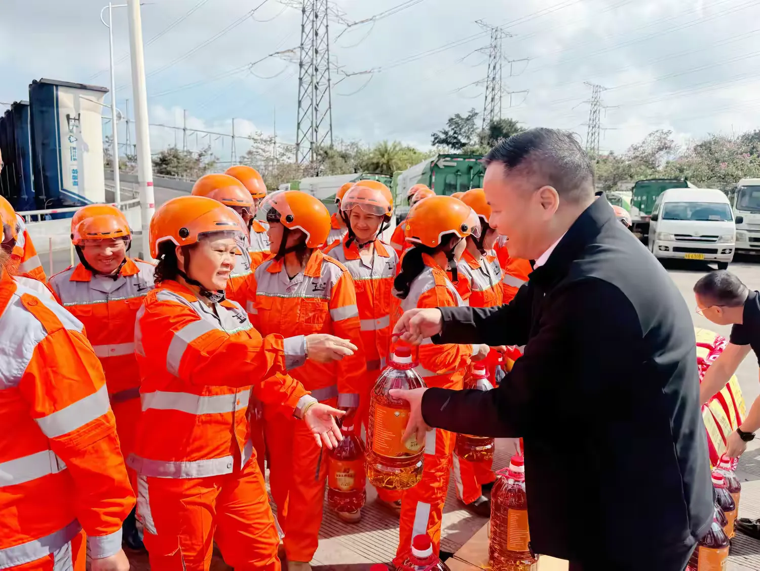 市環(huán)發(fā)公司開展2026年春節(jié)慰問(wèn)?？谑幸痪€環(huán)衛(wèi)工人活動(dòng)(圖4)