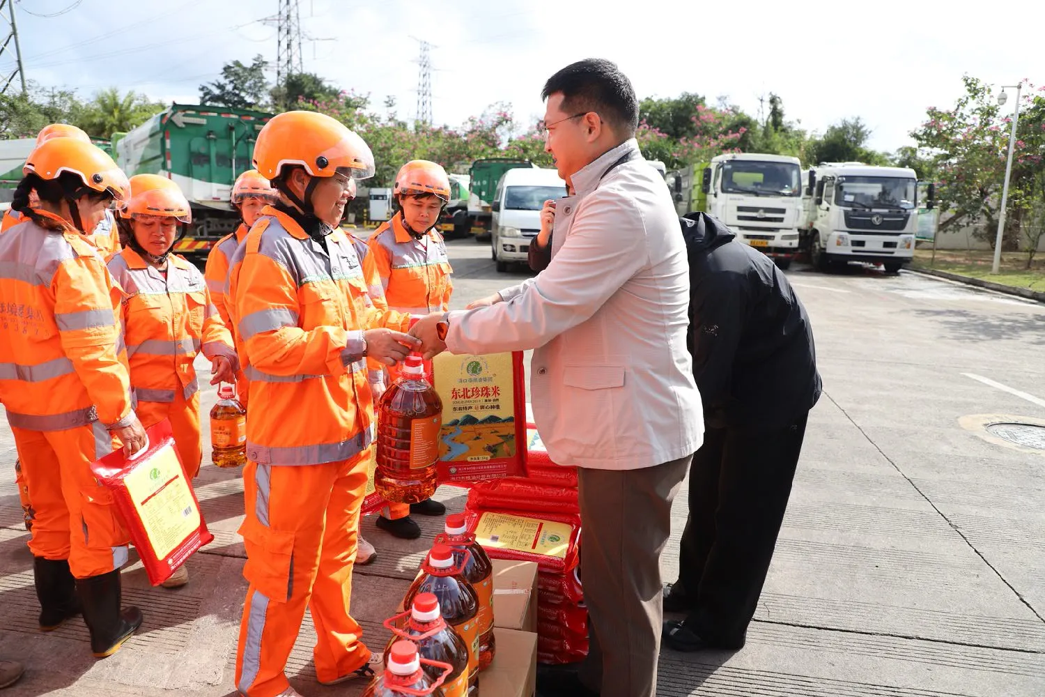 市環(huán)發(fā)公司開展2026年春節(jié)慰問(wèn)?？谑幸痪€環(huán)衛(wèi)工人活動(dòng)(圖5)