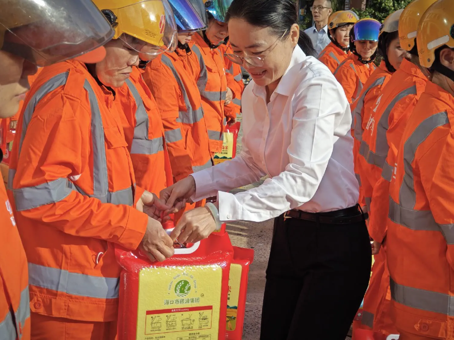 市環(huán)發(fā)公司開展2026年春節(jié)慰問(wèn)?？谑幸痪€環(huán)衛(wèi)工人活動(dòng)(圖6)